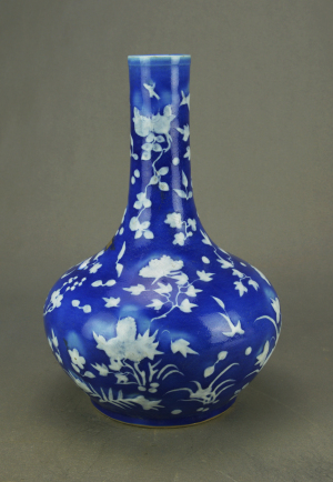 2a清青花梅兰竹菊天球瓶.jpg